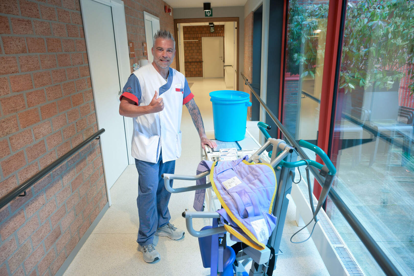 Ex-Van Hoolmedewerker schoolde zich om tot zorgkundige: “Ik ben elke ...