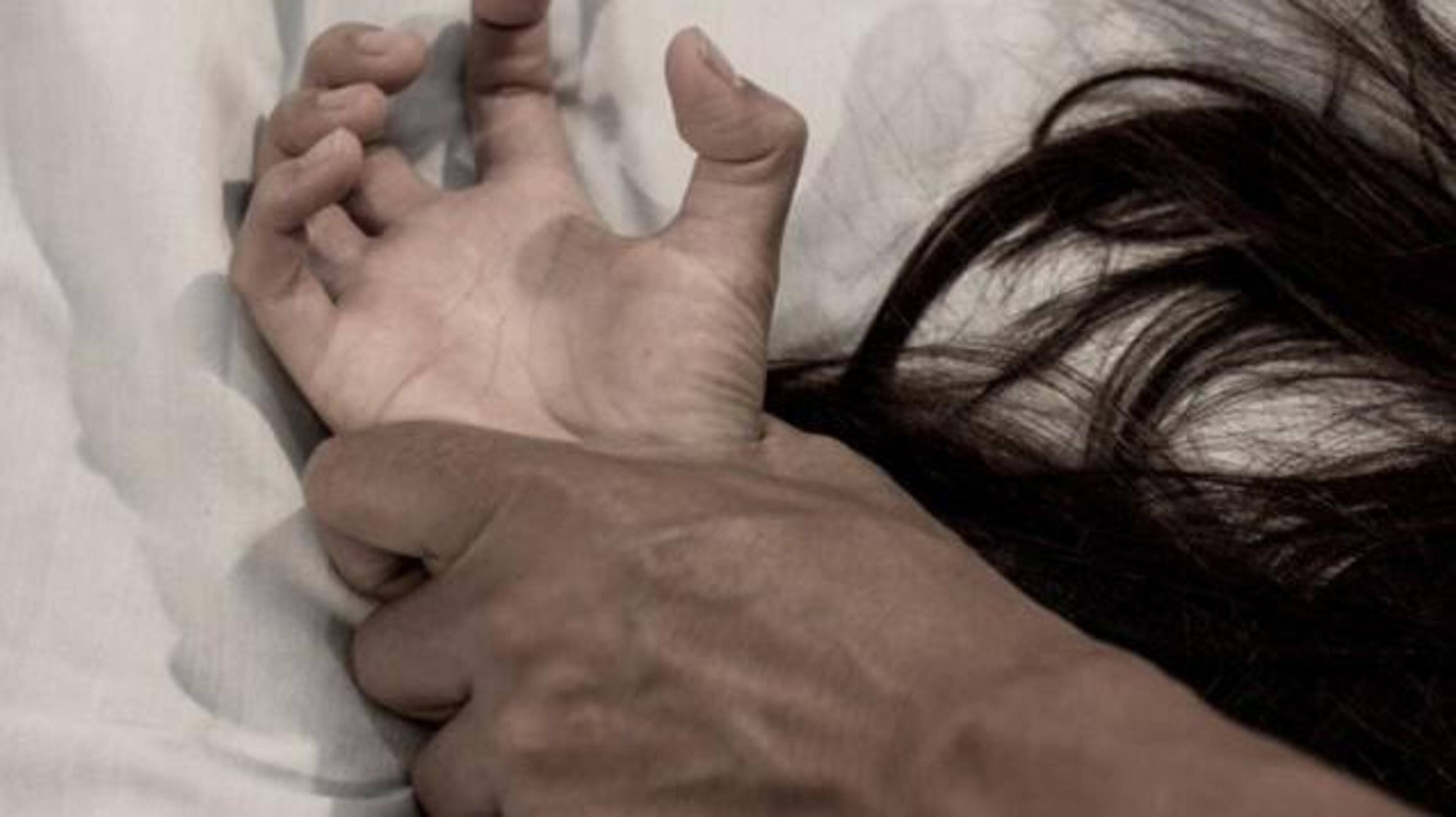 Man begint relatie met plusdochter en slaat en verkracht haar: 4 jaar effectieve celstraf