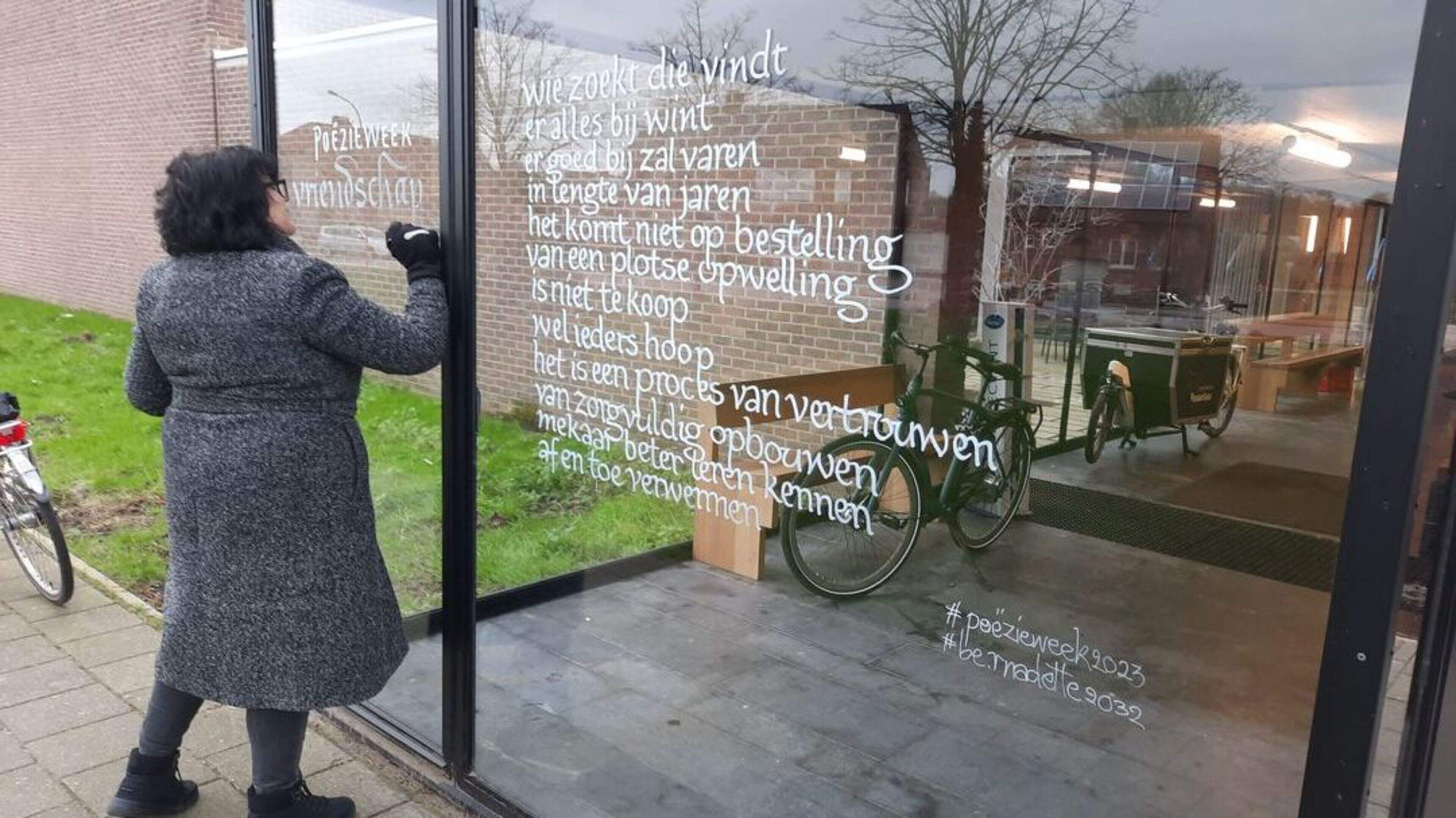 Wandelaars ontdekken 26 gedichten langs Rijmelaarsroute