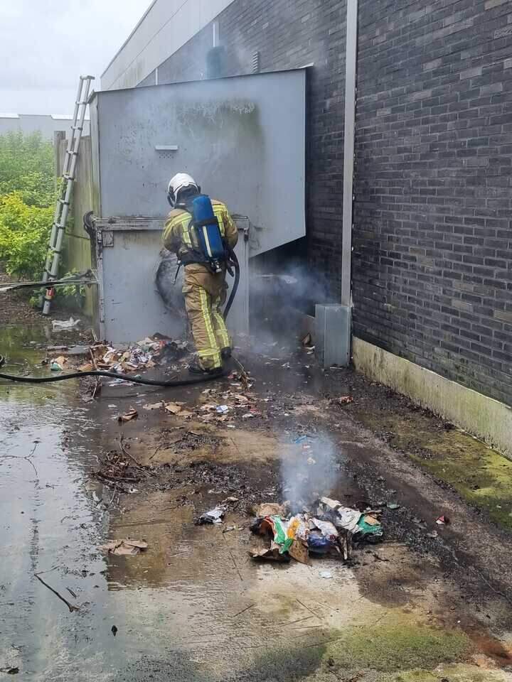 Container met papier en karton vat vuur achter vestiging van Aldi in ...