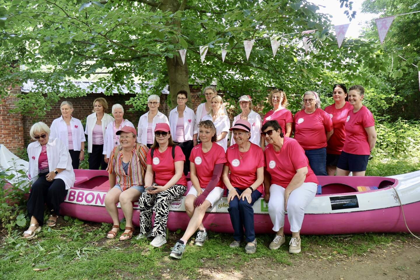 Pink Ribbonettes vieren tien jaar op het water: “We moeten ons verhaal ...
