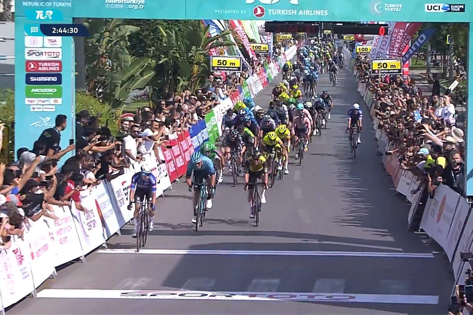 Jasper Philipsen sprint met de vingers in de neus naar overwinning in