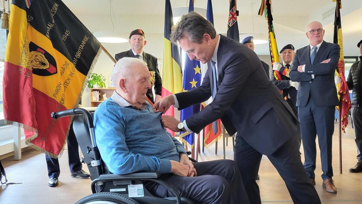 Franse ambassadeur speldt Vic (100) medaille van Erelegioen op: “Ik ...
