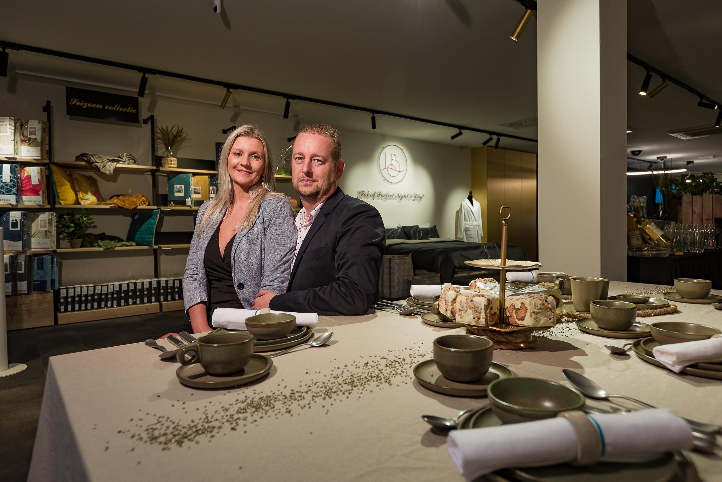 Elke en Bart toveren vroegere Bart Smit om tot Linnenboetiek: “Aanbod voor  elk budget” | GVA
