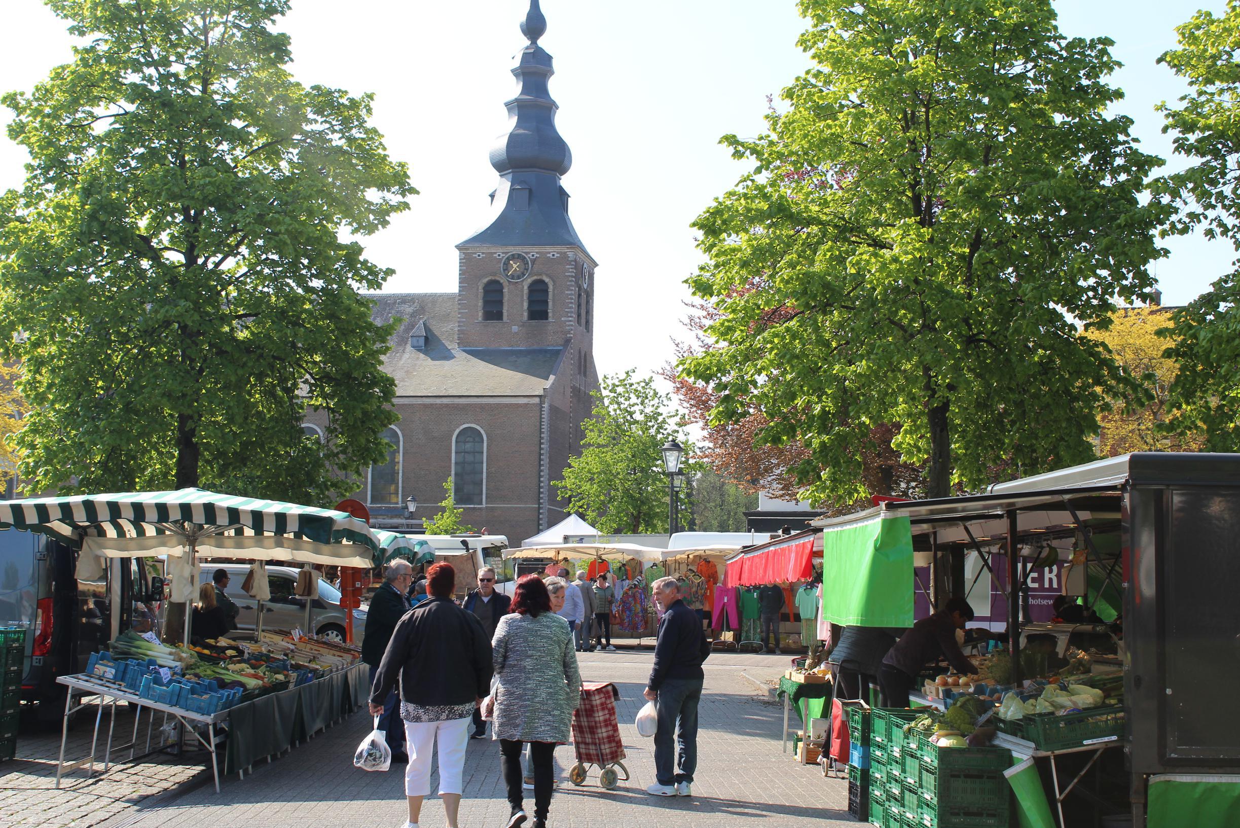 Wekelijkse Markt Verandert In Eindejaarsfeestje GVA wekelijkse-markt-verandert-in-eindejaarsfeestje-gva