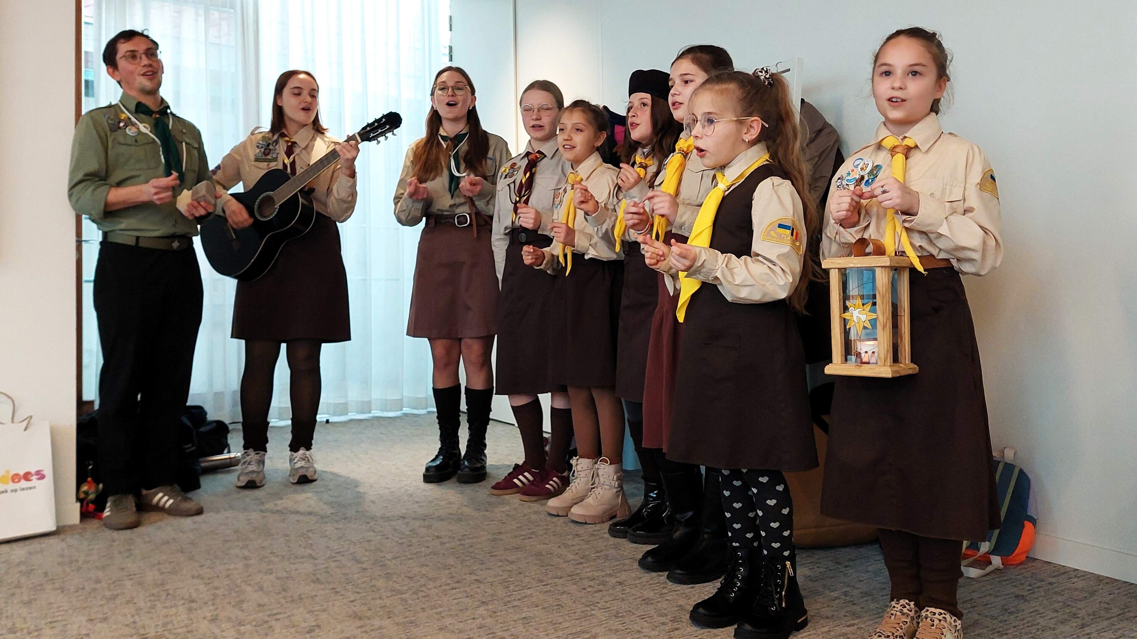 Oekraïense scouts verspreidt vredeslicht in Mechelen: “De kinderen zijn positief, we zullen winnen”