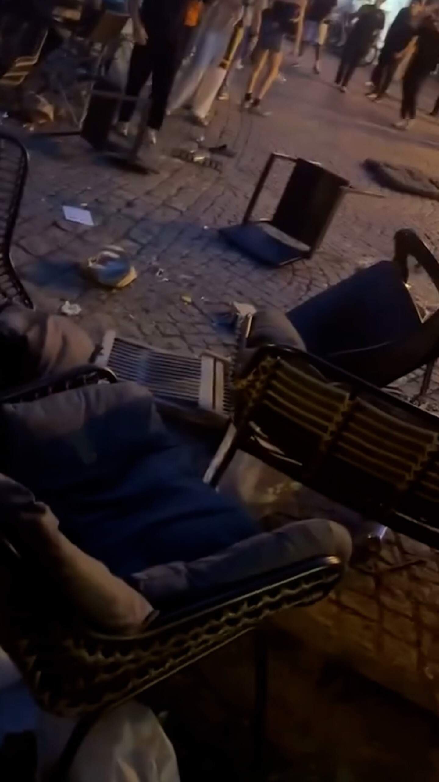 Ook aan het terrasmeubilair is er schade door de incidenten.