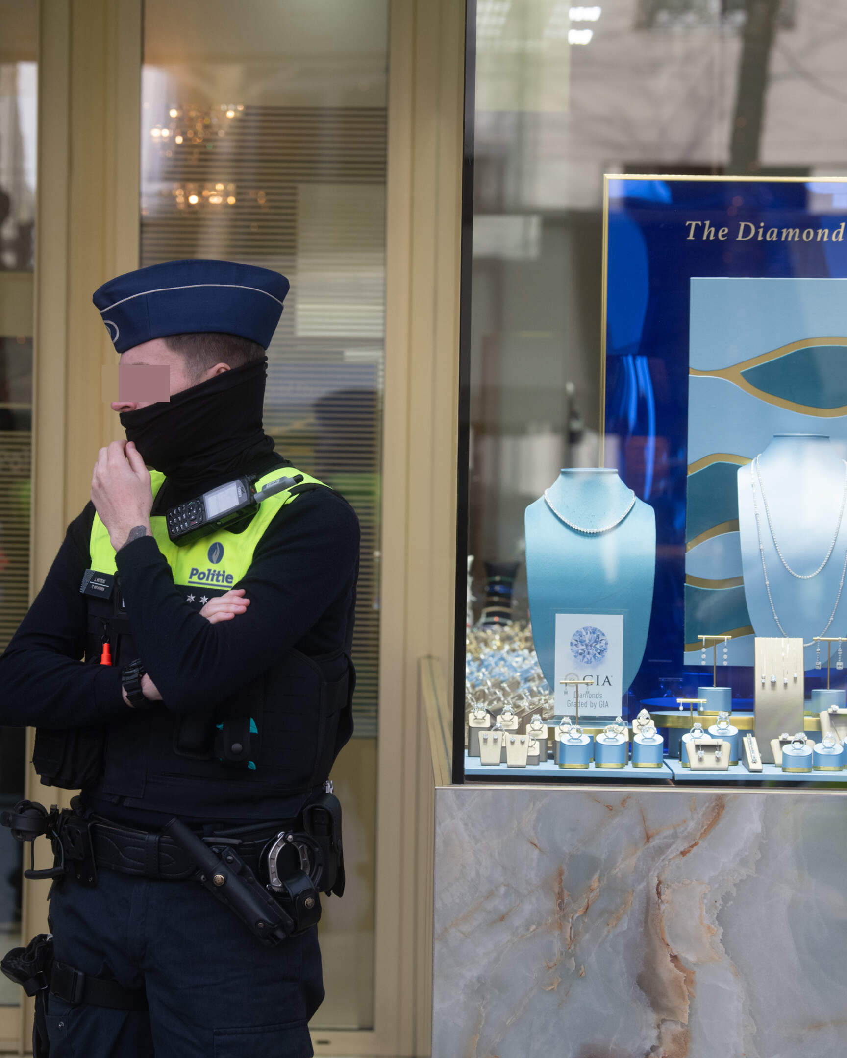 Vanaf nu kan je je biertje betalen met je blote borsten | GVA