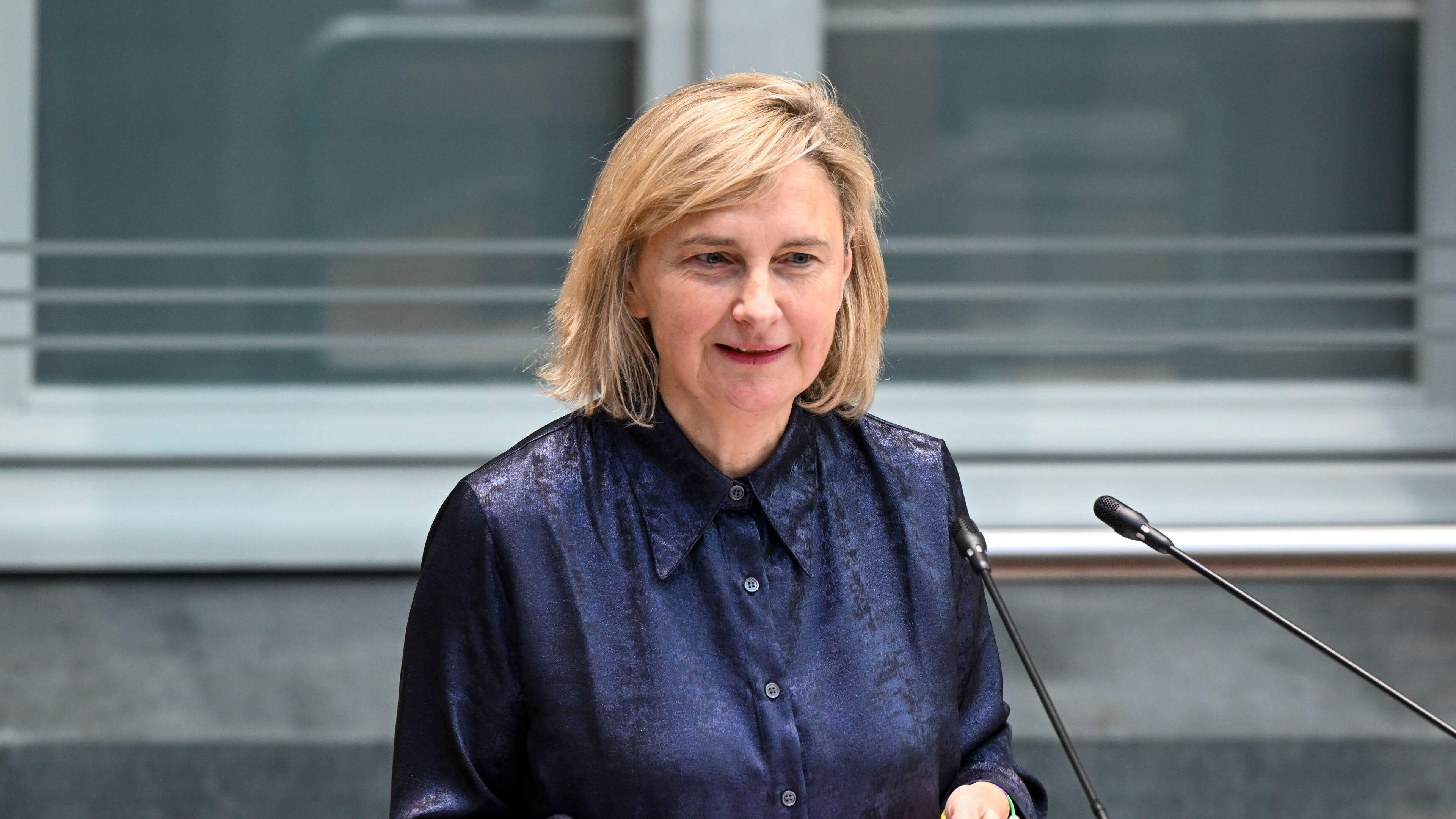 Vlaamse ambtenaar moet telefoon weer opnemen: “Digitaal kwet