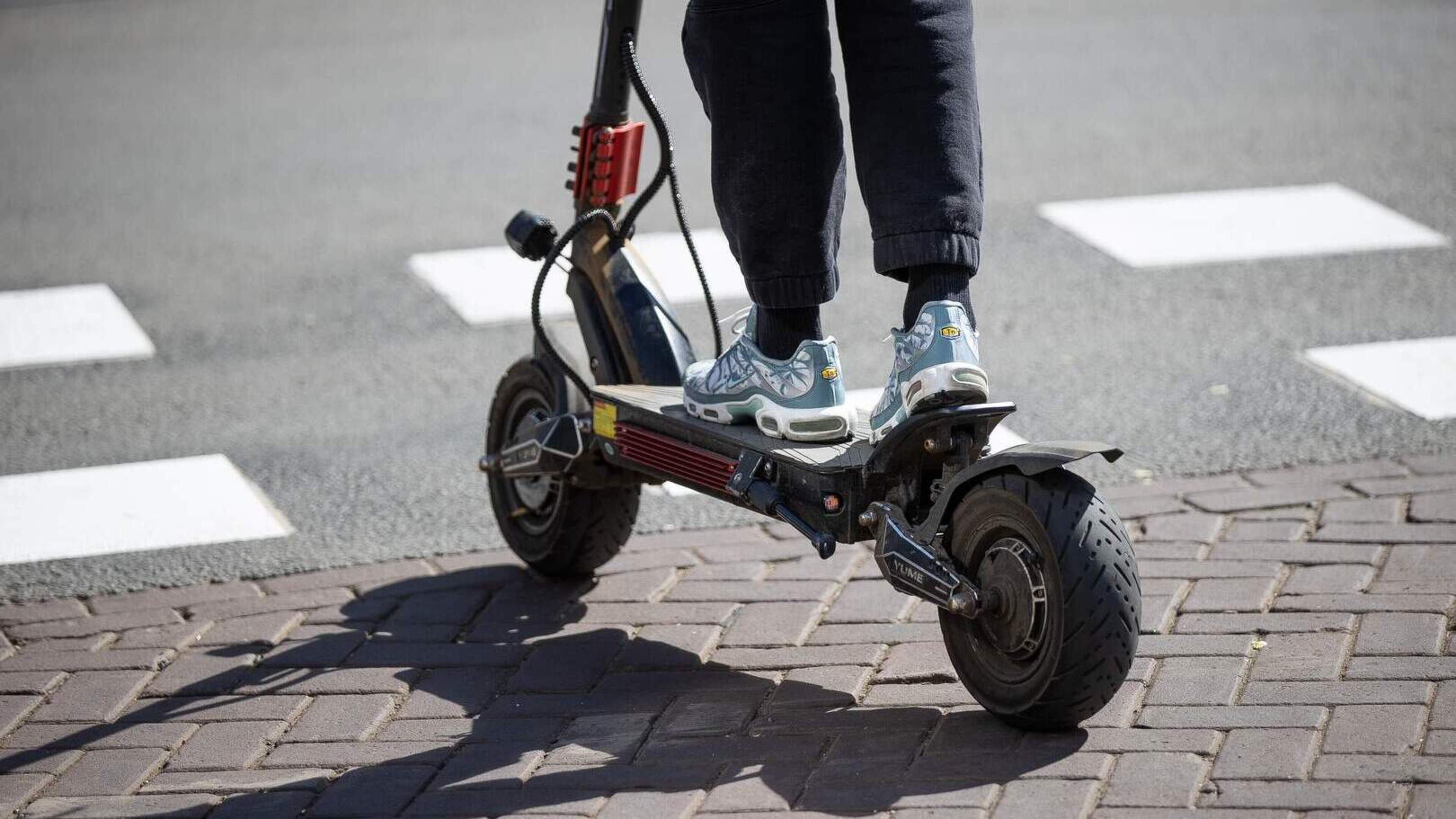 Twee tieners lichtgewond na ongeval met elektrische step in Maasmechelen