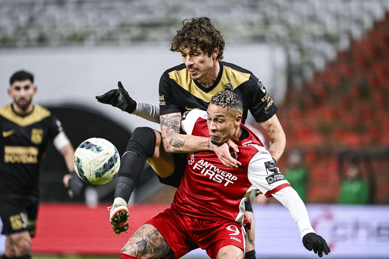 Roman Neustädter, hier in duel met Tjaronn Chery van Antwerp.