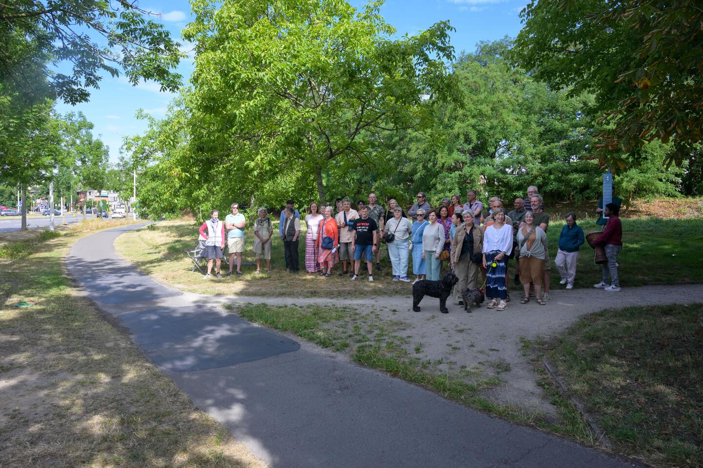 “Blijf van onze groene berm”, zeggen de buurtbewoners.