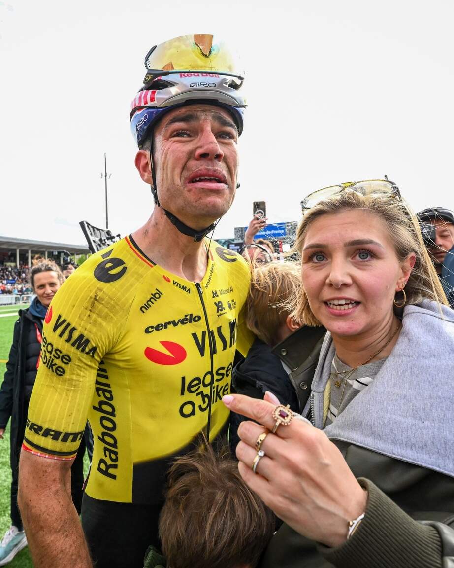 God bestaat!”: hoe Wout van Aert in Parijs-Roubaix met alle miserie uit het  verleden afrekende | Nieuwsblad