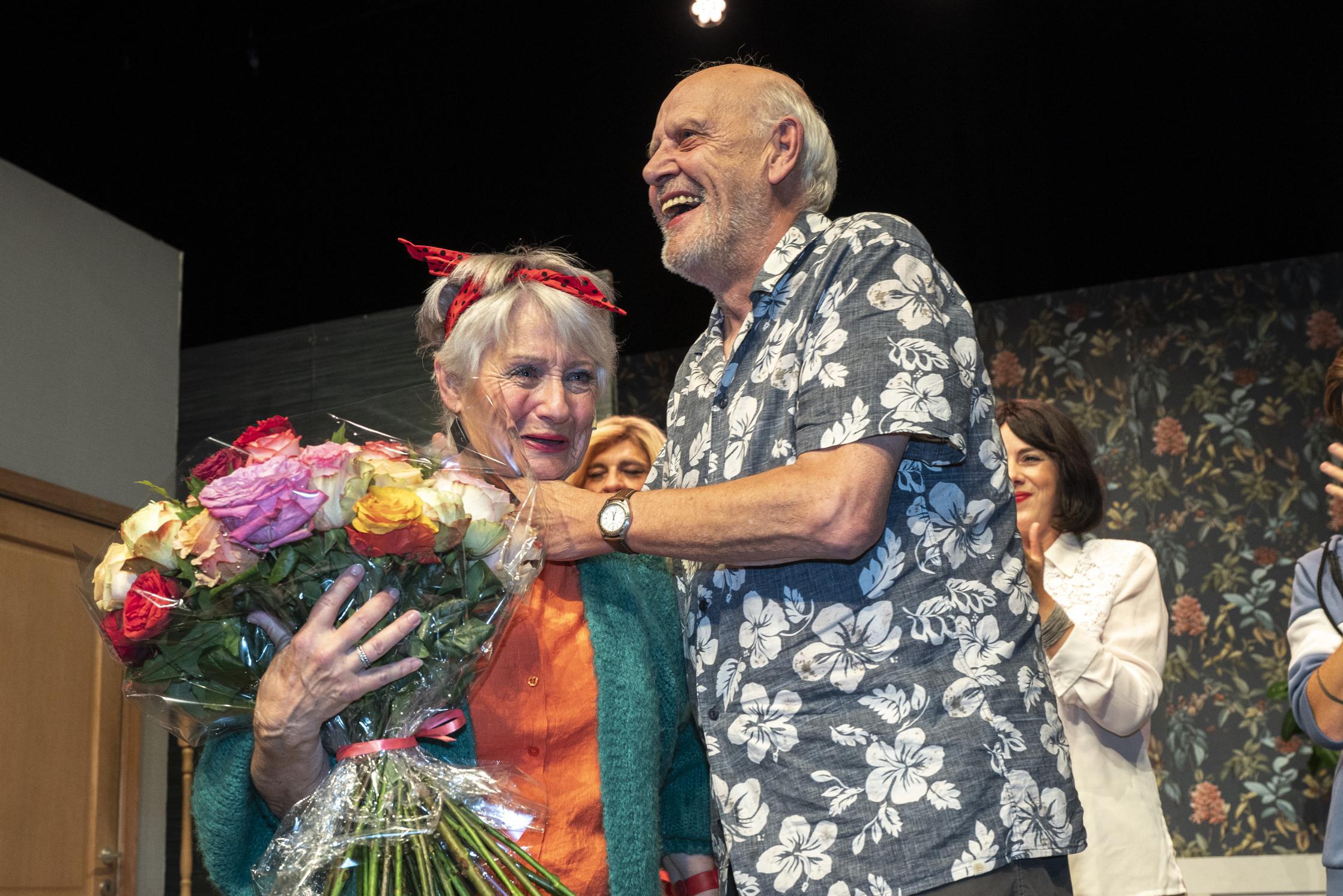 Carry Goossens verrast Danni Heylen, die 50 jaar op de planken staat:  “You're simply the best!” | GVA