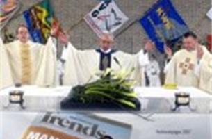 Den Hout viert pastoor Jos Van Weert