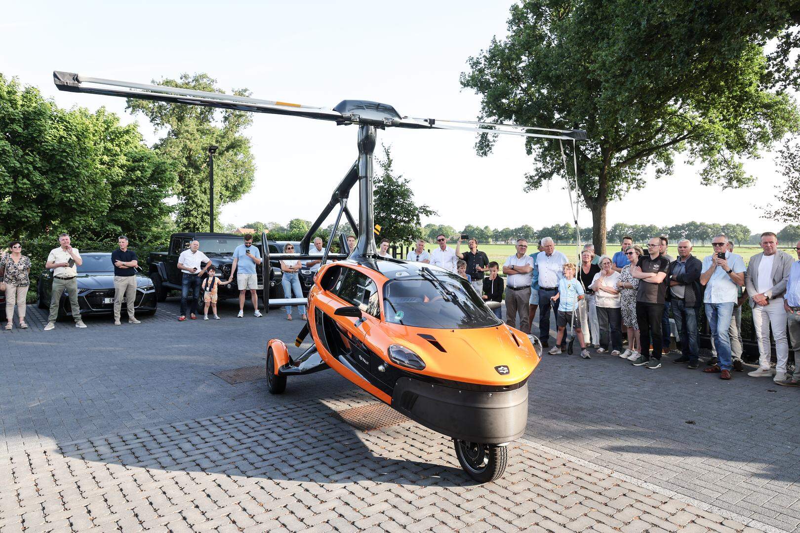 De eerste vliegende auto ter wereld werd voorgesteld door het Nederlandse bedrijf PAL-V in Nieuwmoer bij zalencomplex De Magermannen.