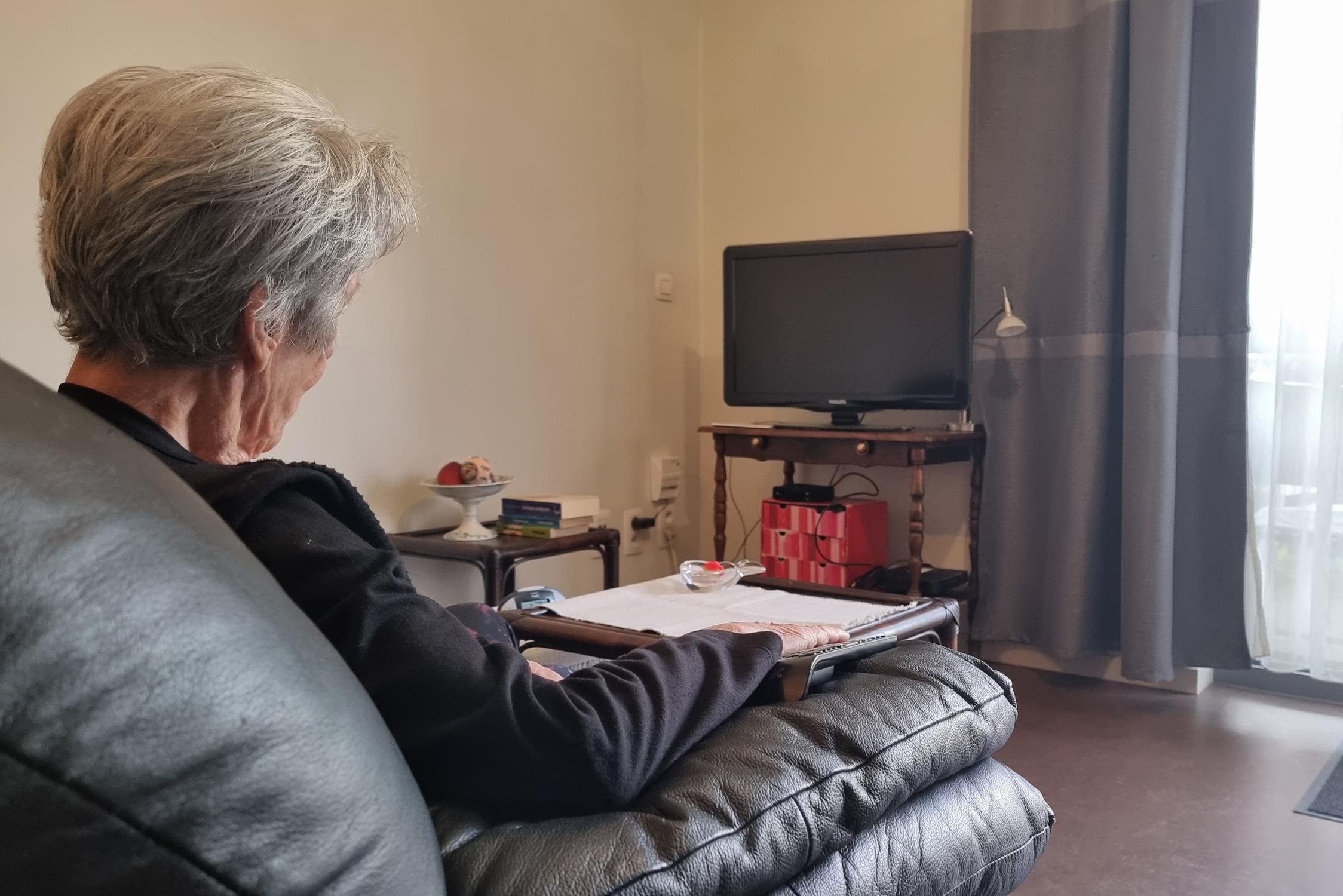 Proximus zet Tine (81) wekenlang zonder internet en tv in haar ...