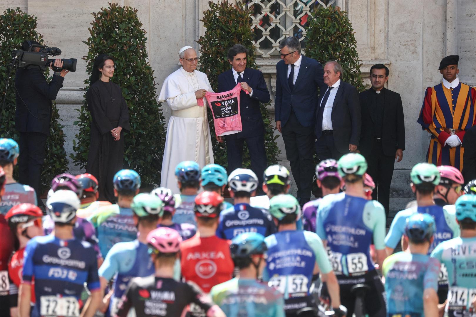 Pope Leo XIV and Urbano Cairo hold a Maglia Rosa jersey as Pope Leo XIV greets the participants of Giro d'Italia, ahead of their non-competitive 3 km ride through the Vatican, June 1, 2025. REUTERS/Vincenzo Livieri