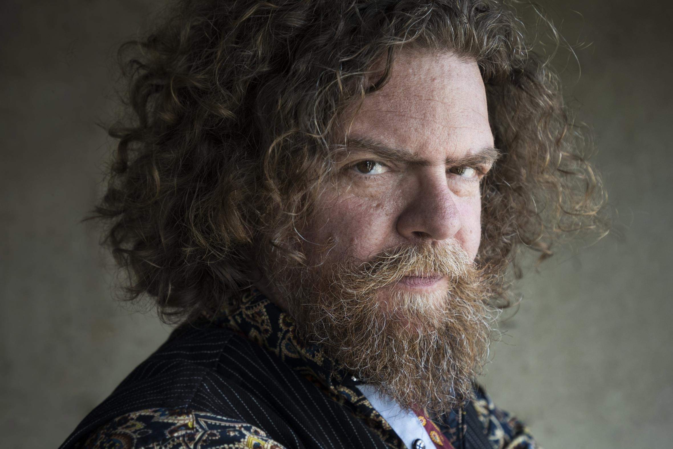 COLUMN. Jeroen Olyslaegers over het nieuwe Steen: “De handen af”