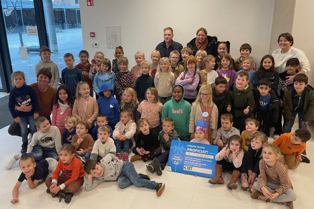 Leerlingen De Kleine Wereld ontvangen cheque voor strijd tegen