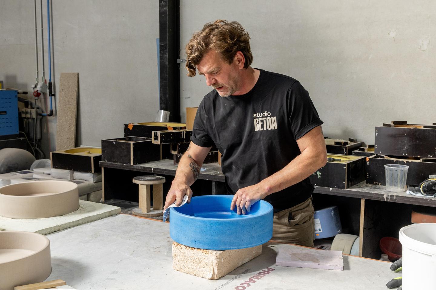 Elke wasbak wordt ambachtelijk in het atelier gemaakt. 