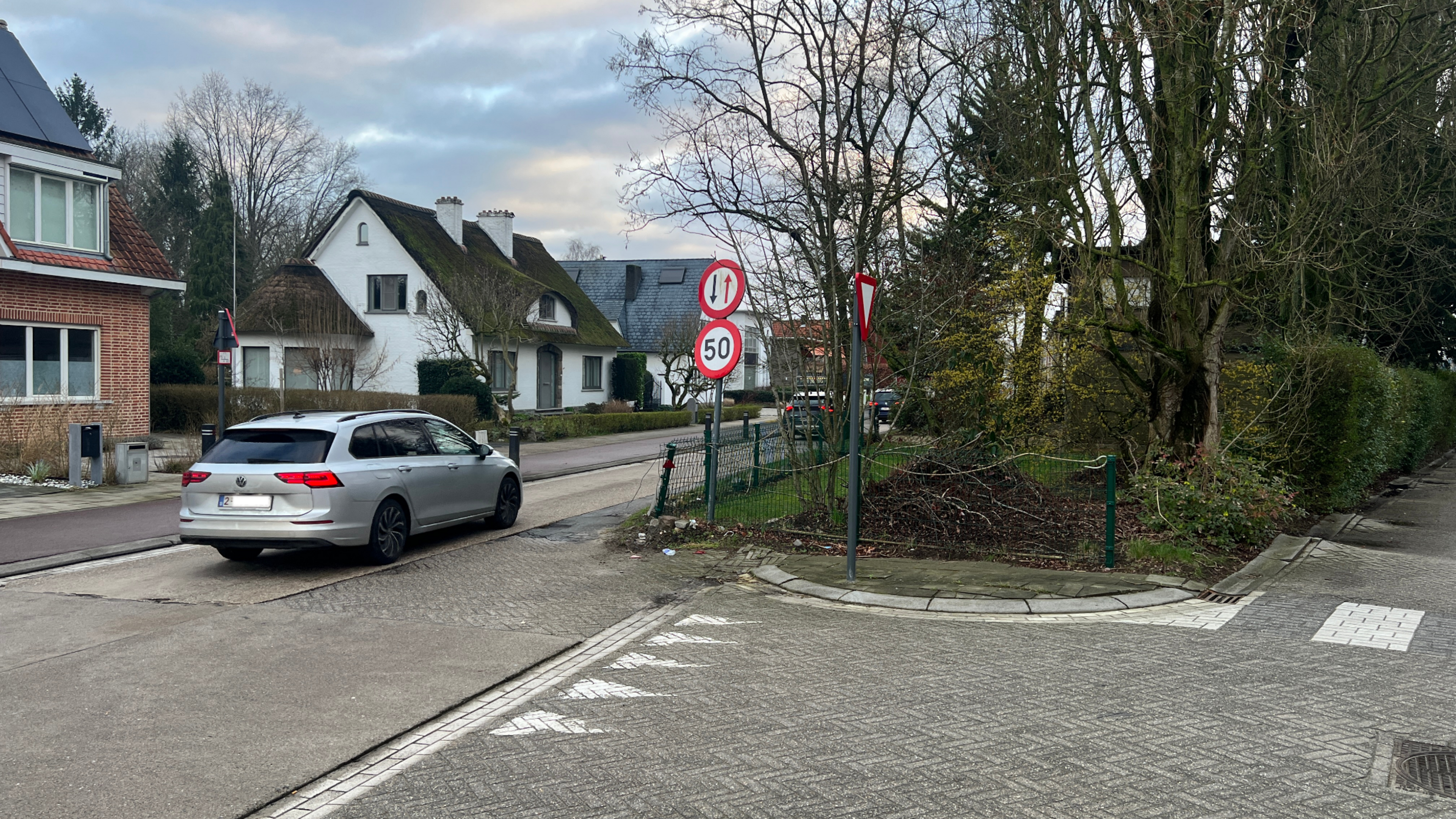 Nutsmaatschappijen verleggen leidingen om Leestsesteenweg plaatselijk te verbreden