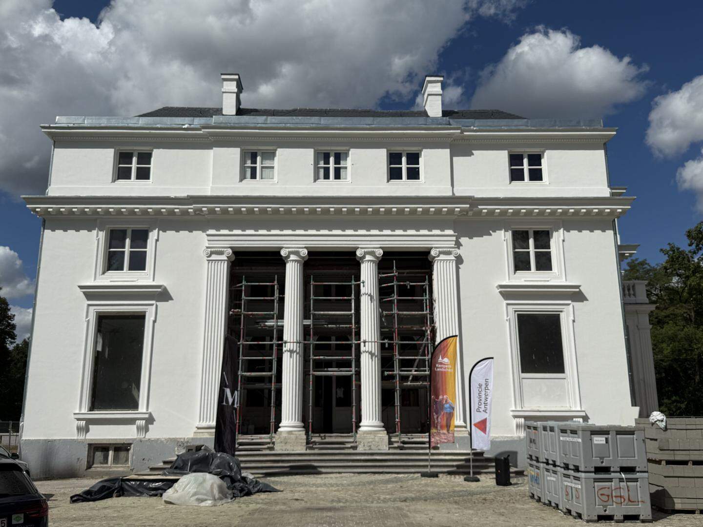 Kasteel Hof ter Linden blinkt weer aan de buitenzijde.