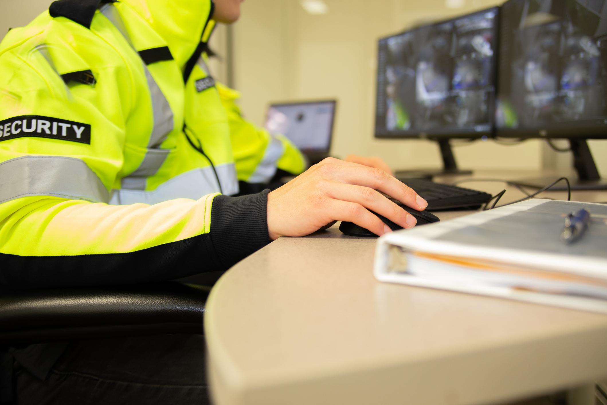 Politieman (56) zoekt uit verveling burgers op in politiecomputer en ...
