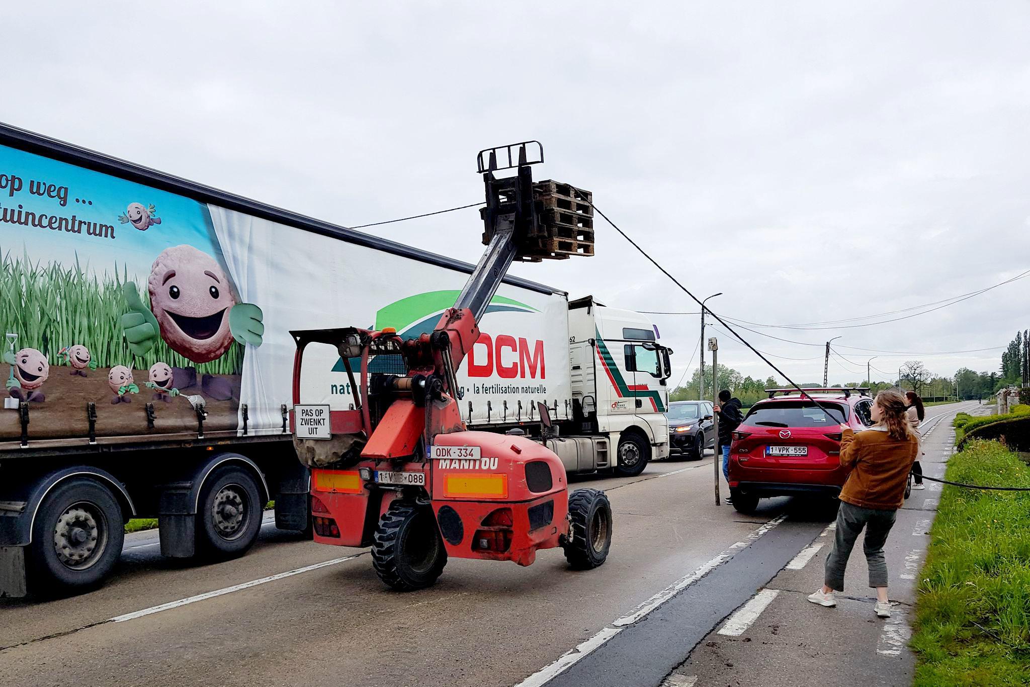 Bestelwagen smakt tegen elektriciteitspaal: Passerende vorkheftruck heft kabels op zodat verkeer doo