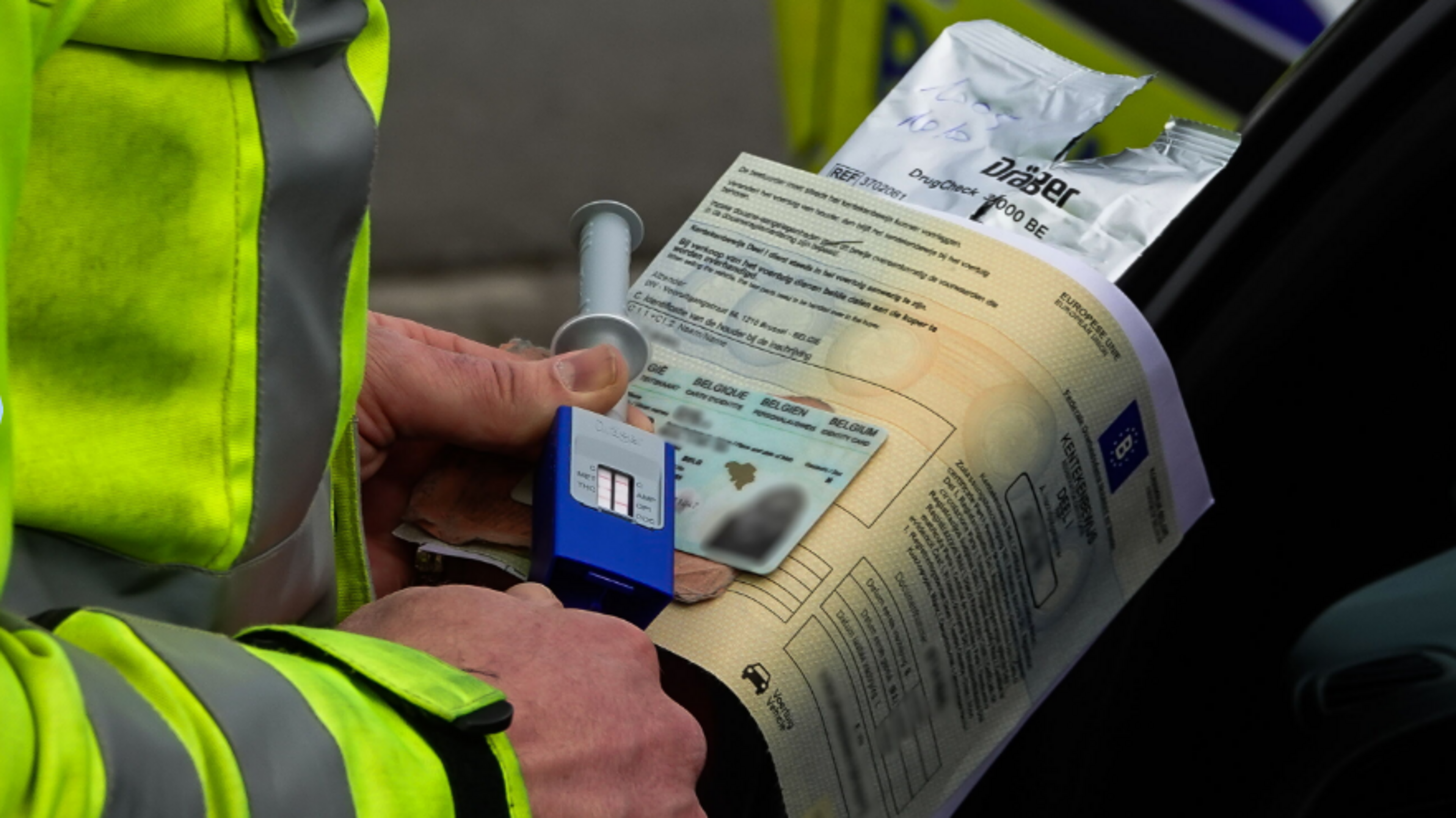 Twintig jaar zonder geldig rijbewijs: man betrapt met gestolen en daarna vervalst document