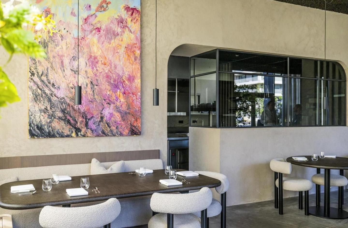 Restaurant Nebo liet zijn hele interieur vernieuwen. Studio Beton zorgde onder meer voor de bekleding van de muren in microbeton.