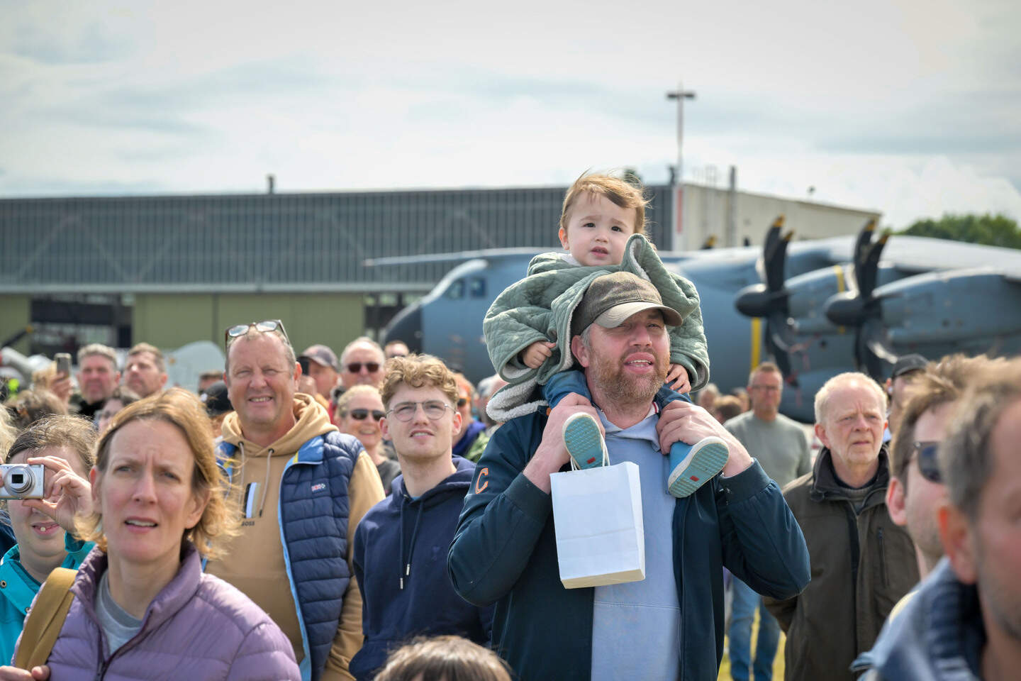 IN BEELD. “Pak ons dit niet af”: meer dan 4.000 vliegtuigliefhebbers ...