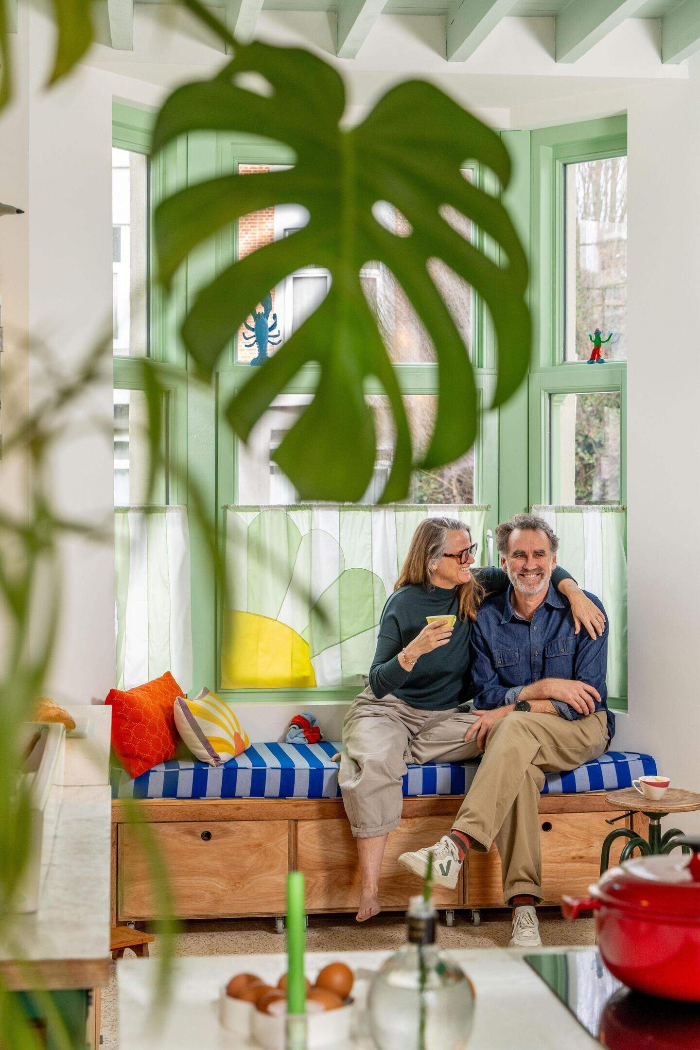 BINNENKIJKEN. Monique en Emile tonen hun bontgekleurde huisje: “We zijn ...