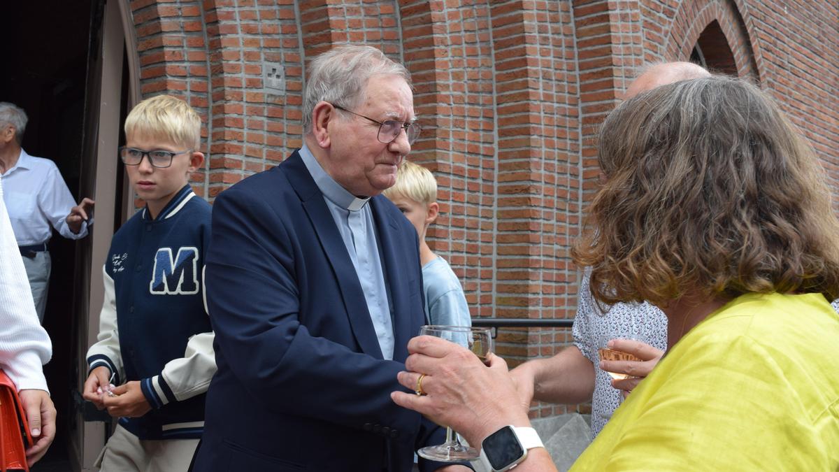 Buitengewone Toewijding: Priester Louis Notelteirs (91) Blijft Zingen Voor Zijn Parochie Na 65 Jaar!