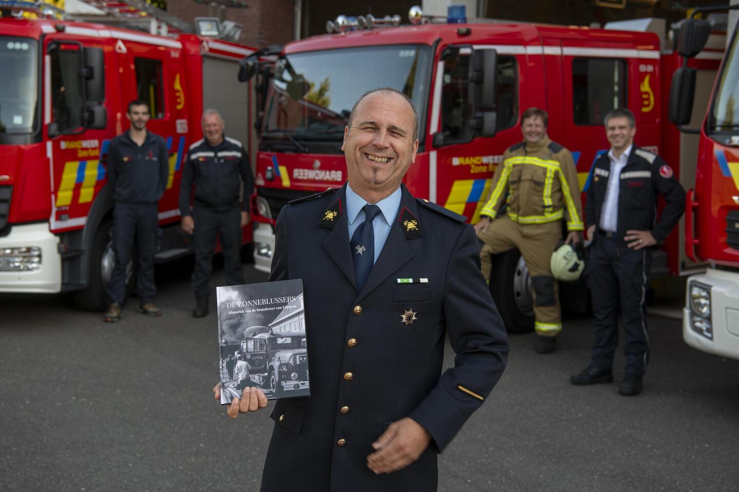 Auteur David Poppe met zijn boek ‘De Zonneblussers’.
