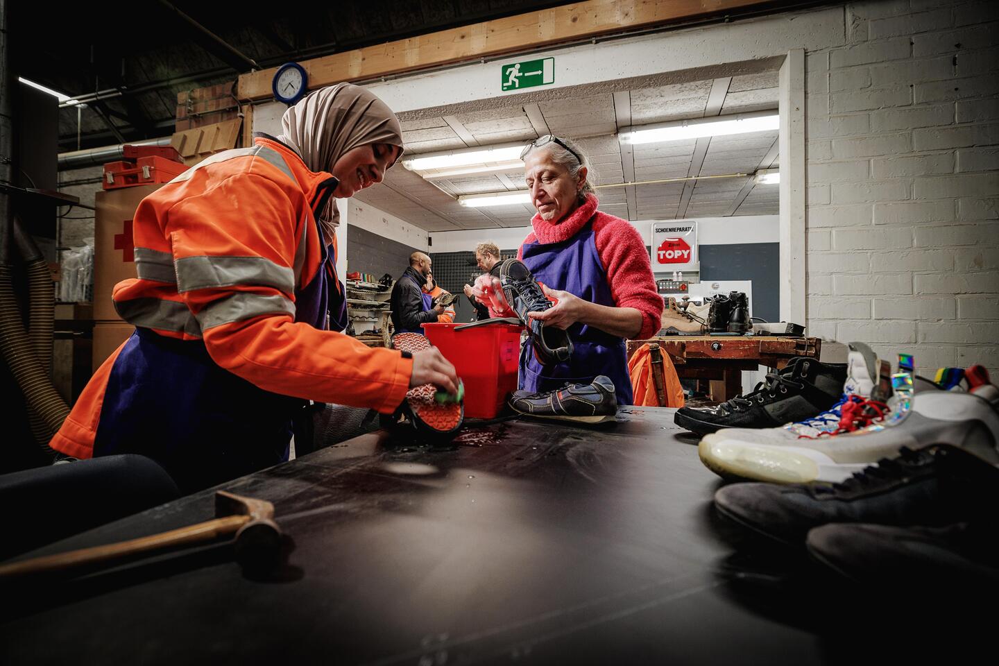 De vrouwelijke cursisten kunnen in het atelier al goed hun mannetje staan.