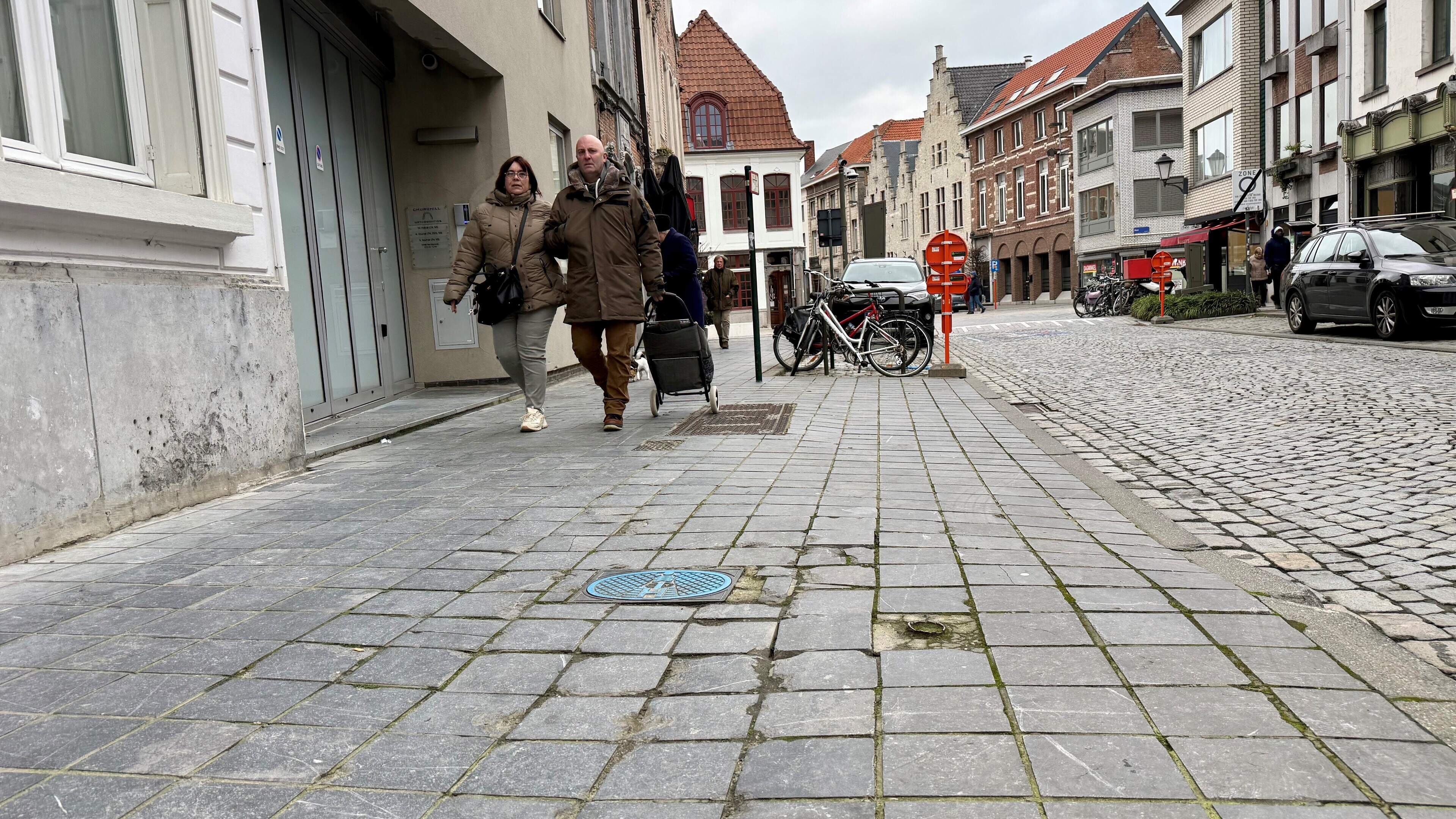 Stad vernieuwt voetpaden in Frederik de Merodestraat: “We slaan twee vliegen in één klap”