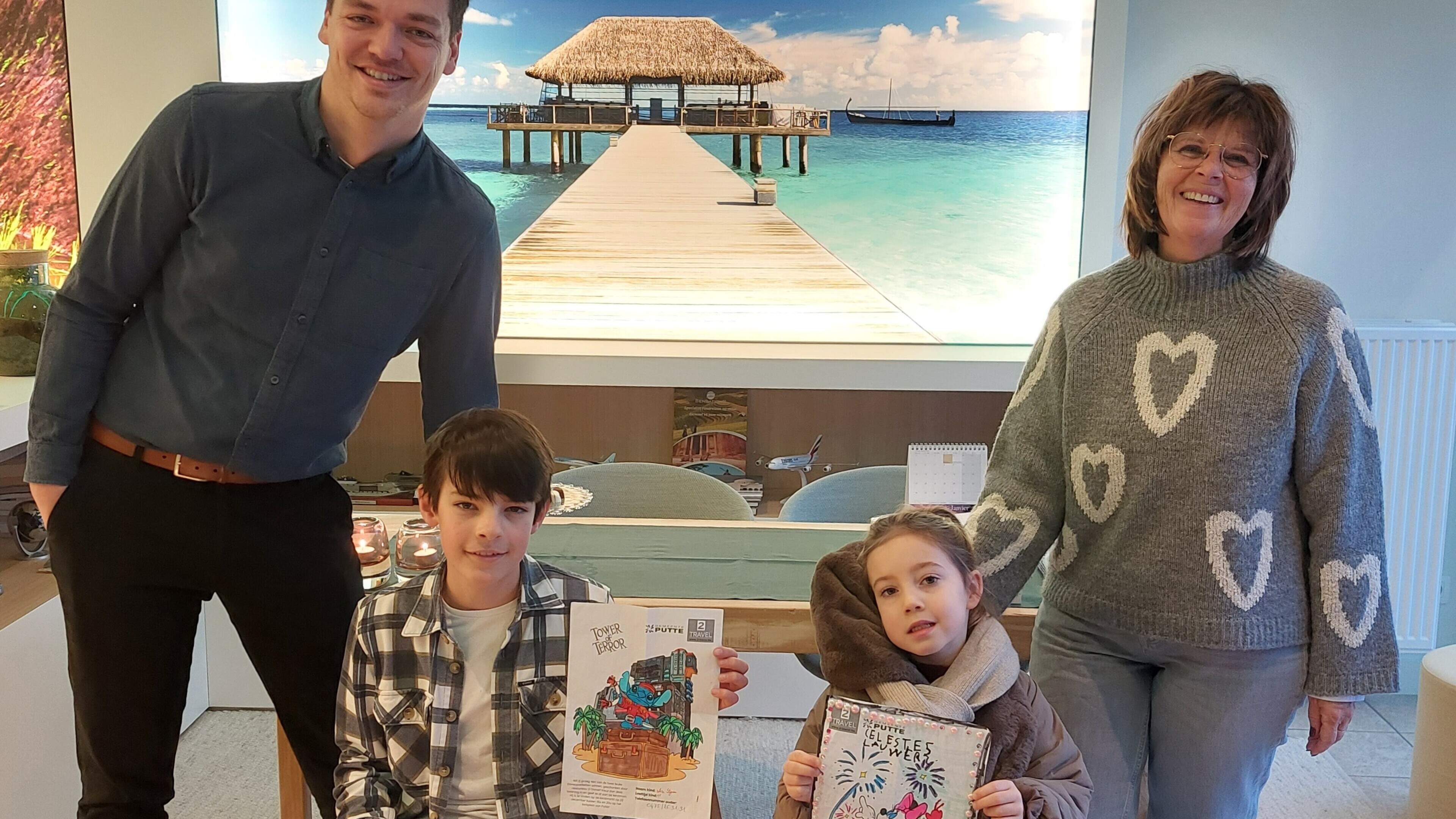 Celeste (5) en Alex (11) winnen kerst-kleurwedstrijd