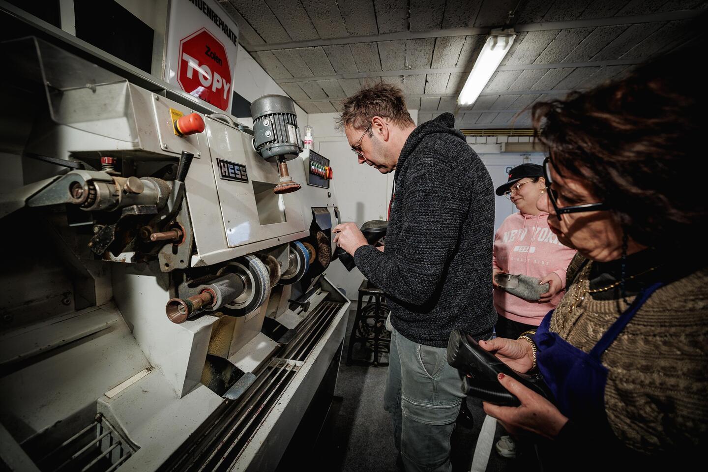 Geert Milis offert zijn sluitingsdag op om het vak van schoenmaker te leren aan mensen die het moeilijk hebben om aan een job op de arbeidsmarkt te geraken.