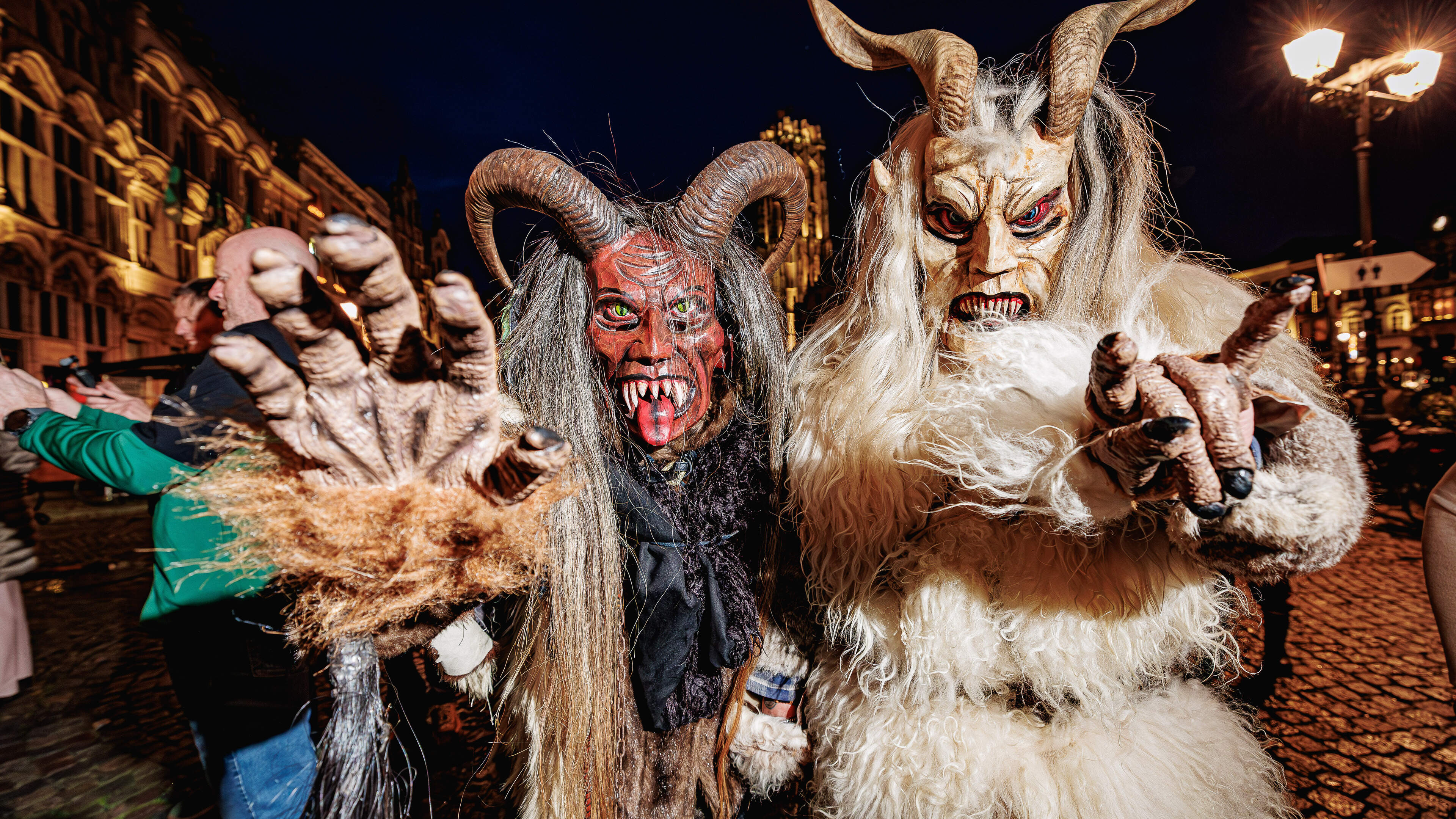 Iedereen wil op de foto met duivelse metgezel Sinterklaas: “Volgend jaar gaan we voor een stoet in M