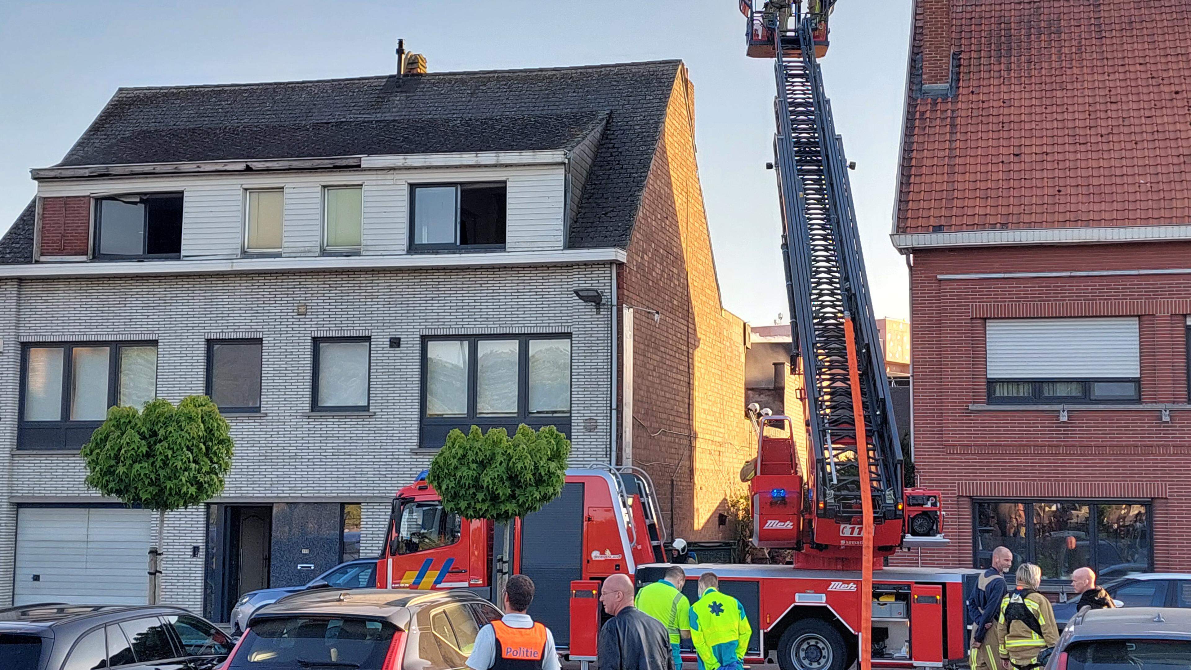 Hevige brand in loods in Mechelen, aanpalende woning voorlopig onbewoonbaar: “Ik keek buiten en zag