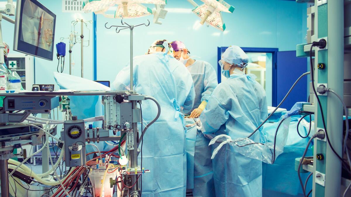 Vrouw krijgt donorhart én -lever in één “zeer complexe” operatie van ...