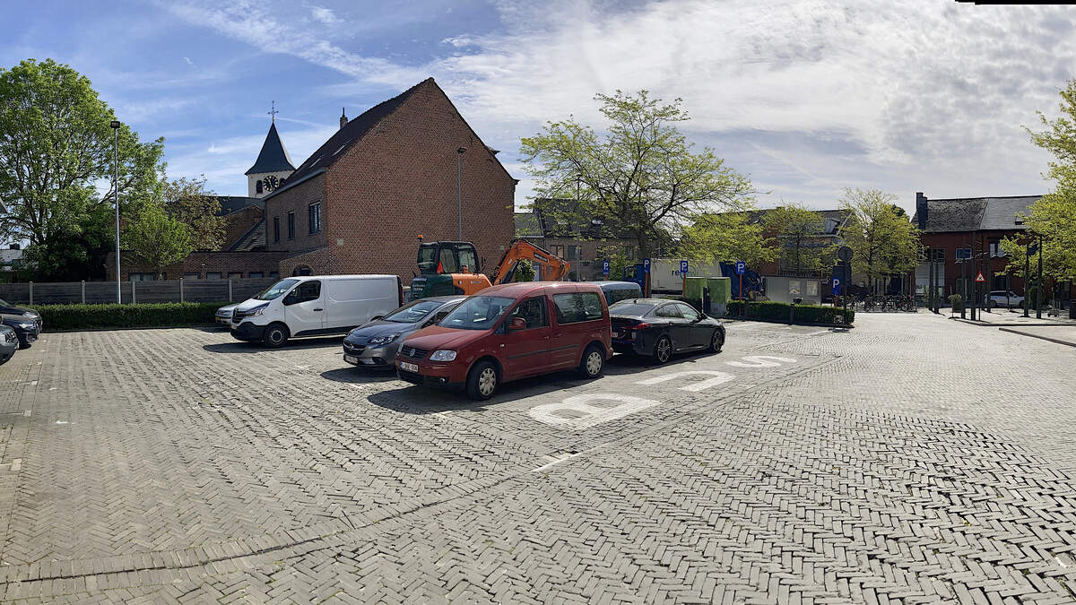 Stad legt parking in dorpscentrum Leest opnieuw aan: “Schuine en