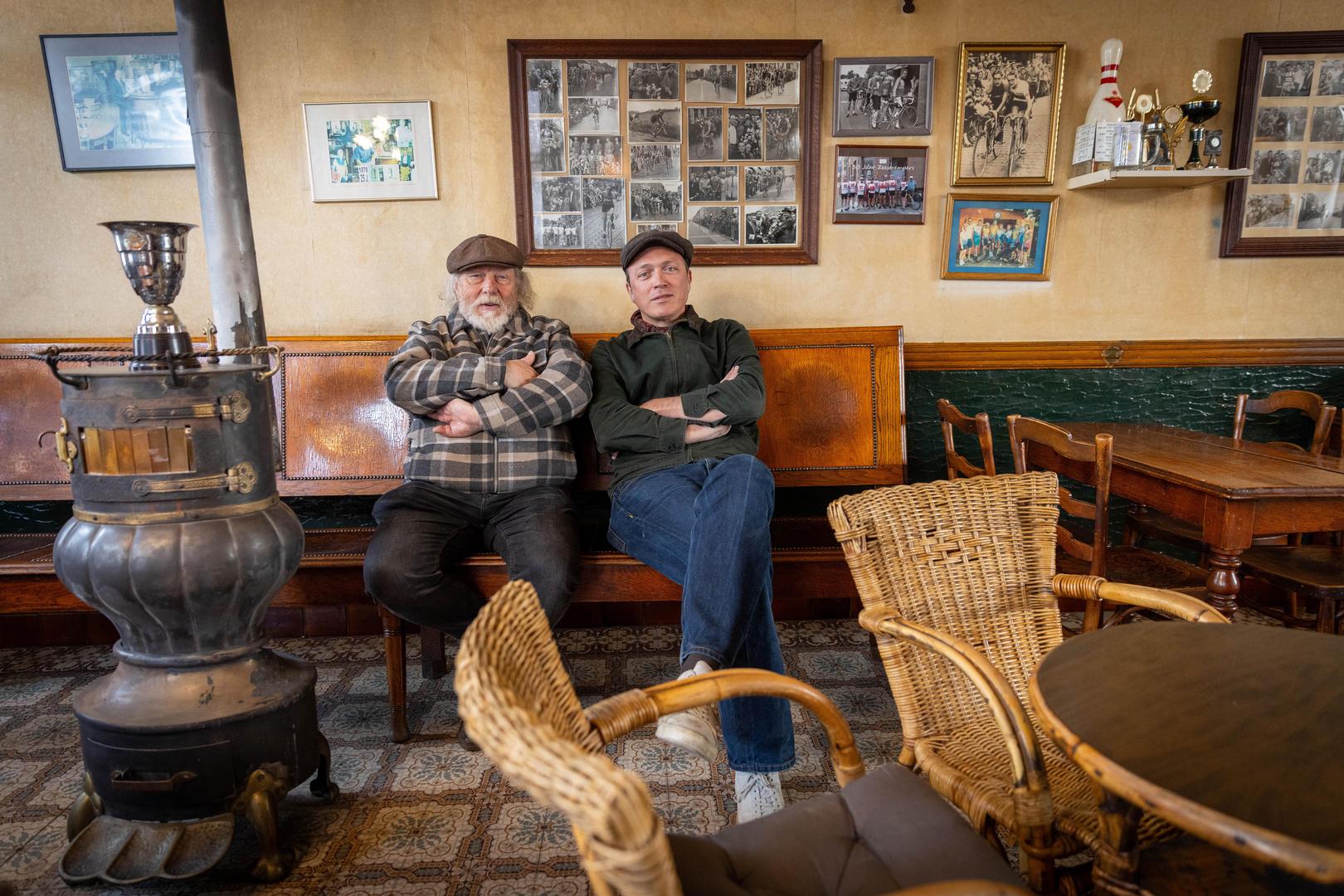 Kroegtijger Ben Mouling met Jos Hermans de kersverse eigenaar van De Veldduif: “Het interieur blijft zoals het is.”