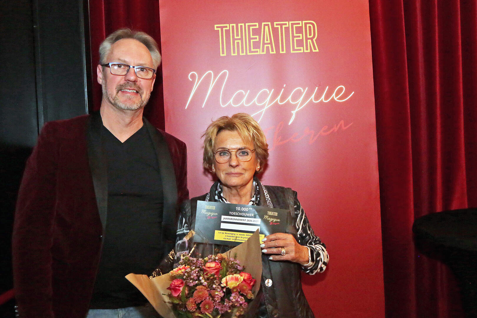 Als 10.000ste bezoeker van Magique ontvangt Brigitte Borms (rechts) bloemen en een jaarabonnement van Jimmy Rubbens (links), voorzitter en bezieler van het gezelschap.