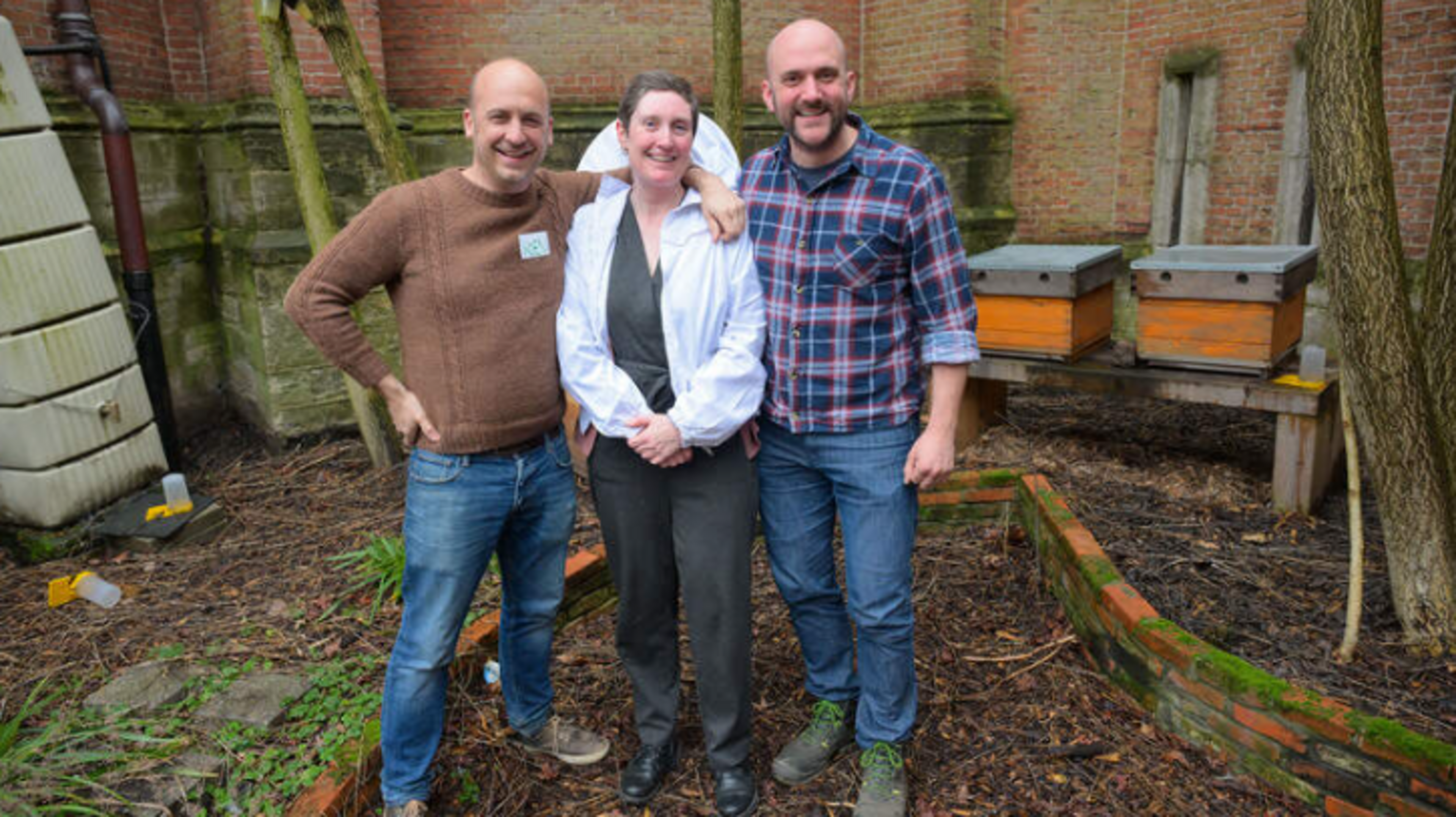 Antwerps imkercollectief vecht met zelfgemaakte vallen tegen Aziatische hoornaar: “Het voortbestaan 