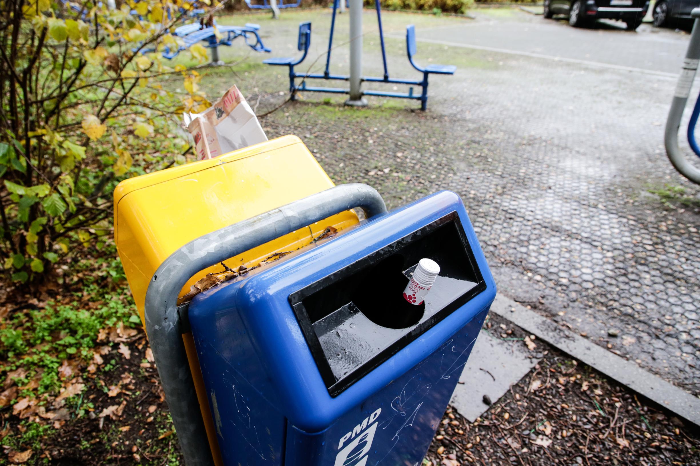 Schellenaren boos nadat gemeente vuilnisbakken op straat weghaalt: “Waar moeten wij nu met onze hond