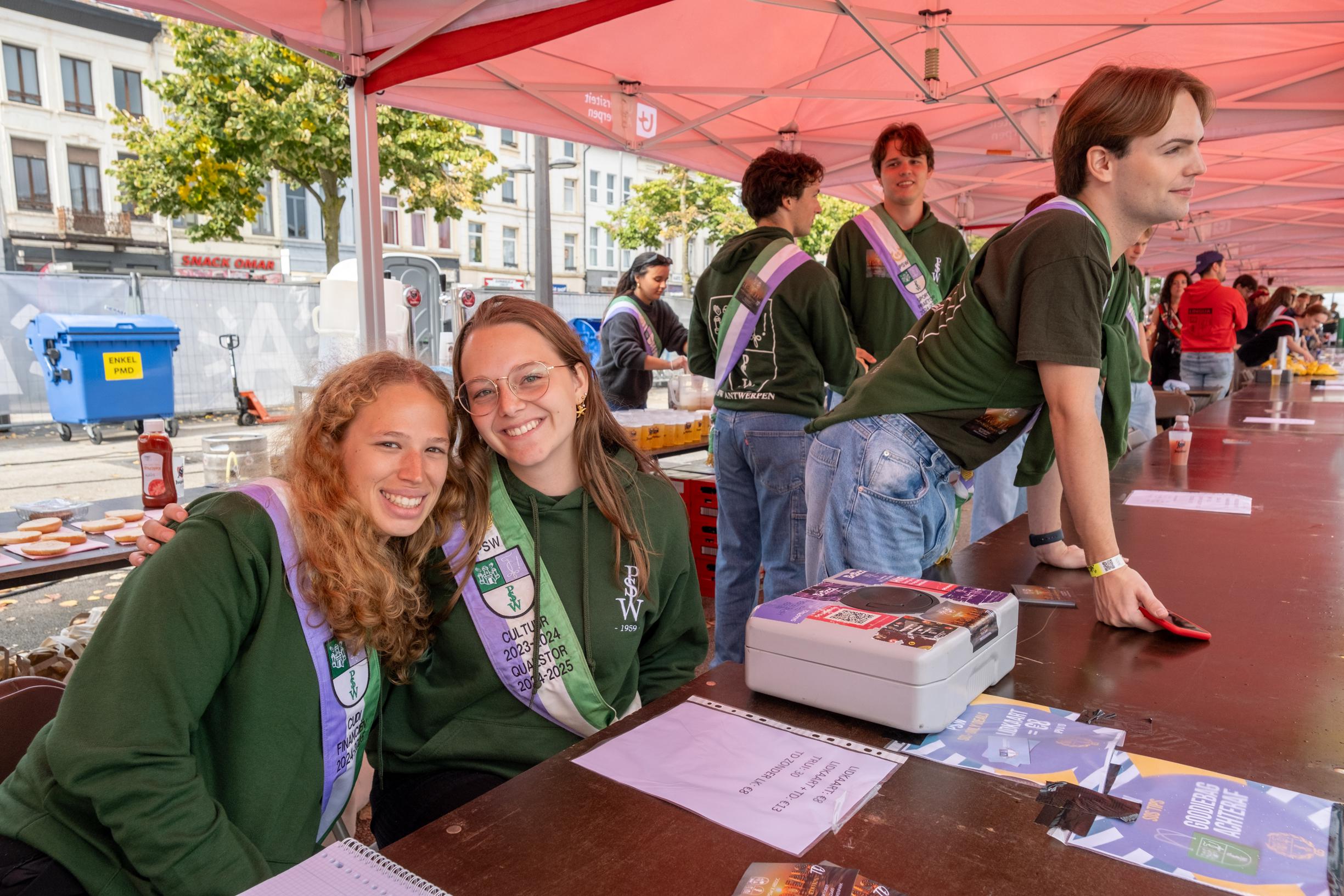 Ook studenten beginnen er weer aan, met dik feestje op Sint-Jansplein ...