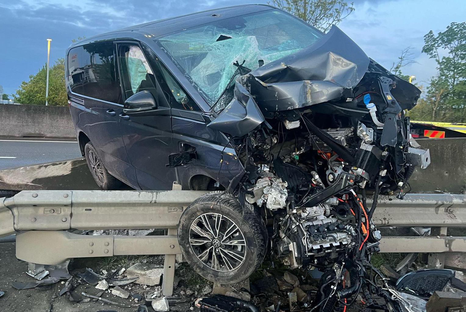 Multivan smakt op vangrails op N16: bestuurder blijft als bij wonder ongedeerd