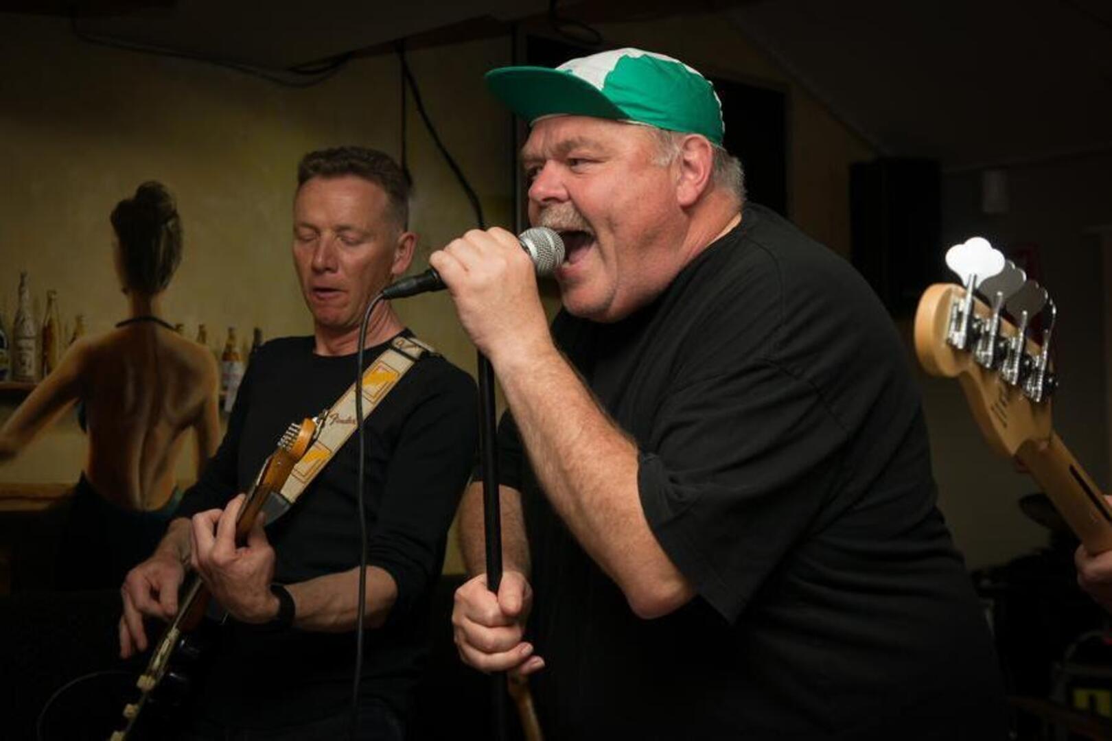 Nonkel Ney's Rhythm and Blues Band treedt op in Tejater De Orchidee in Tielen.